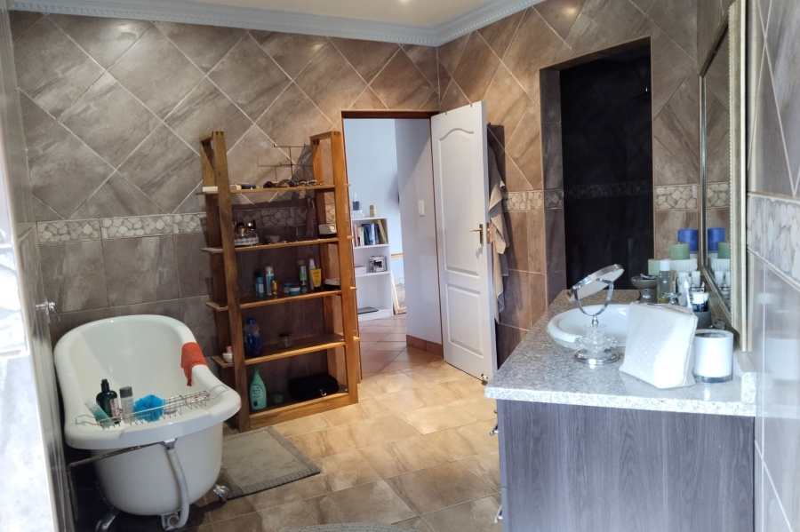 5 Bedroom Property for Sale in Meerhof North West